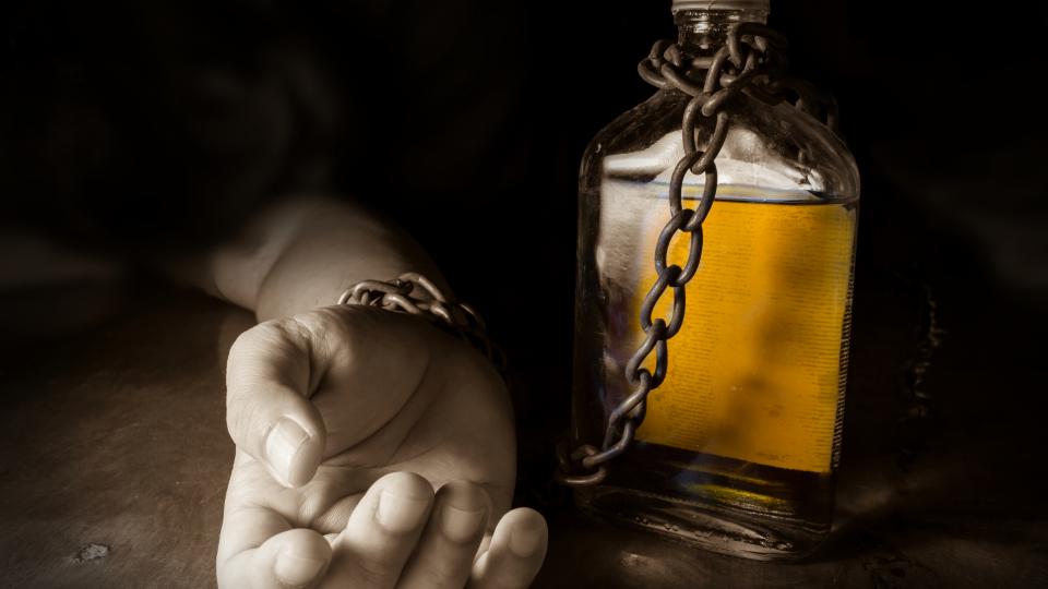 Αλκοολισμός : ενημερωθείτε έγκαιρα και προλάβετέ τον