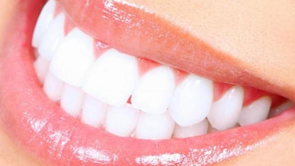 Λευκά Δόντια Με Φυσικό Τρόπο