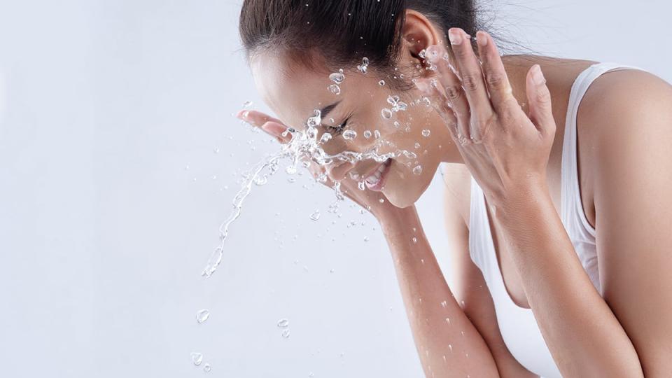 Πέντε κόλπα για να καθαρίζετε σωστά το δέρμα σας