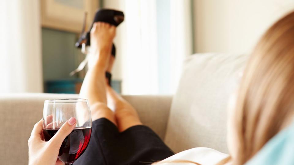 Ένα ή δύο ποτήρια κρασί πριν τον ύπνο βοηθά στην απώλεια βάρους - είναι σαν «μια ώρα στο γυμναστήριο»