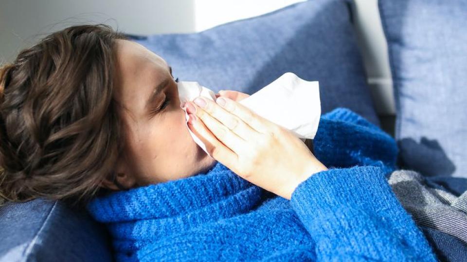 Βήχας: Είναι COVID-19, γρίπη, κρυολόγημα, RSV ή αλλεργίες;