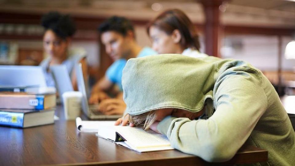 Πώς να παραμείνετε ξύπνιοι κατά τη διάρκεια του διαβάσματος;