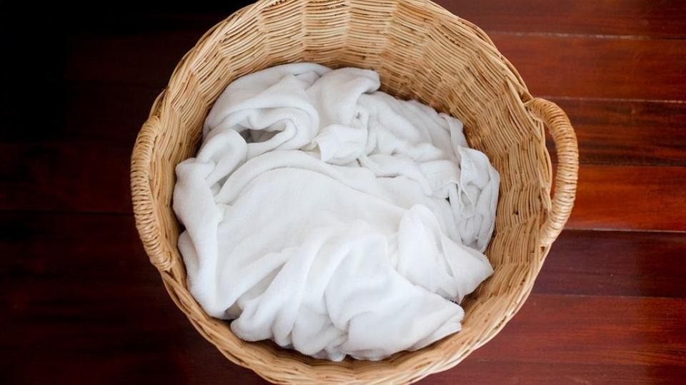 Πώς θα αποφύγετε τις κιτρινίλες όταν πλένετε τα ρούχα σας στη χλωρίνη;