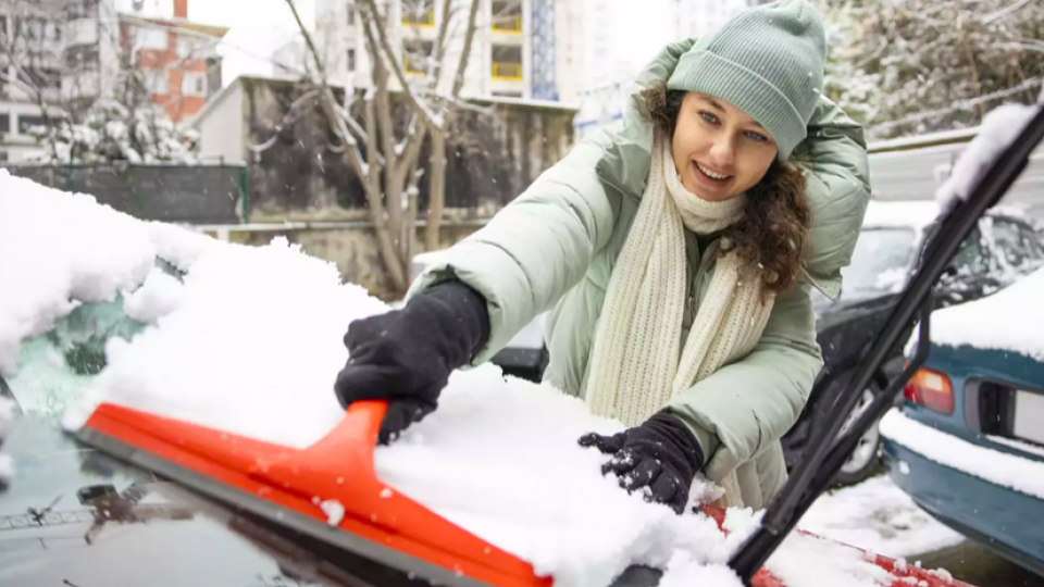 Πώς θα βγάλετε τον πάγο από τα τζάμια του αυτοκινήτου σας;