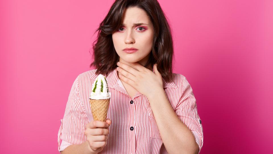 Το παγωτό βοηθά στον πονόλαιμο; Τι λένε οι έρευνες