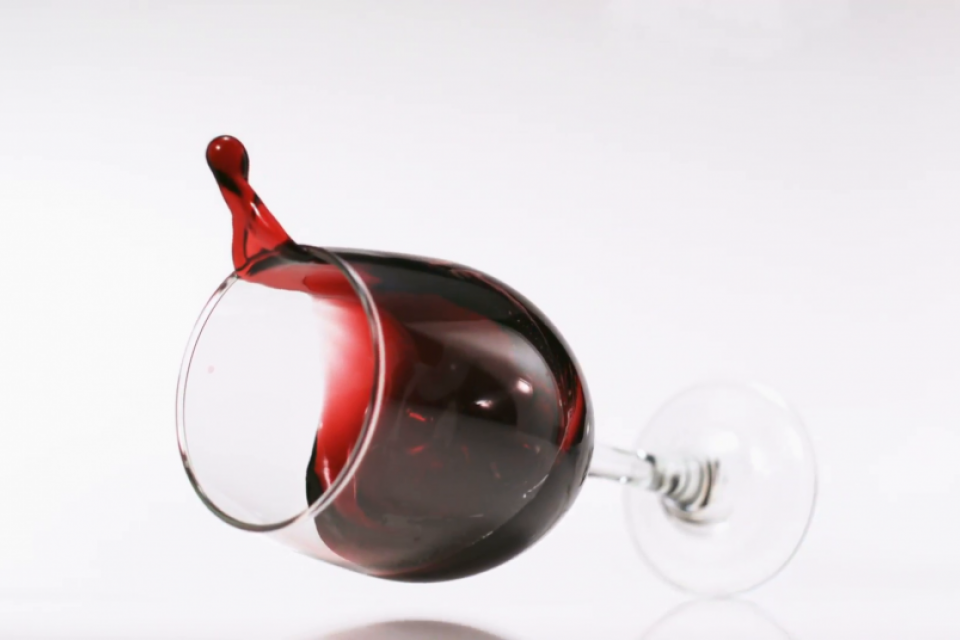 Έπεσε Στη Μπλούζα Σας Κόκκινο Κρασί;Ιδού Η Λύση!
