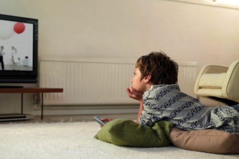 Η τηλεόραση επισπεύδει την εφηβεία των παιδιών;