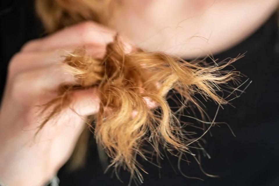 Πείτε αντίο στα σπασμένα μαλλιά με αυτές τις απλές σπιτικές θεραπείες