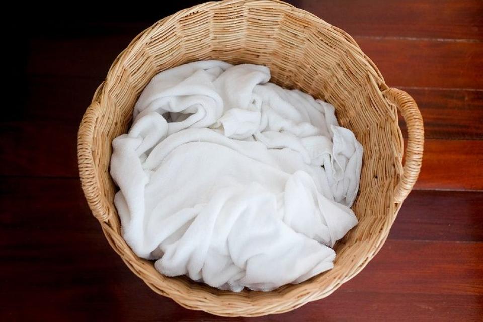 Πώς θα αποφύγετε τις κιτρινίλες όταν πλένετε τα ρούχα σας στη χλωρίνη;