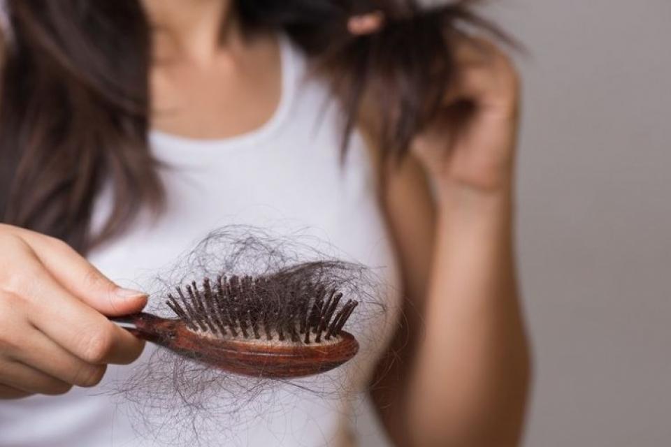 Πώς να αποκαταστήσετε τη ζωτικότητα των μαλλιών σας μετά το καλοκαίρι;