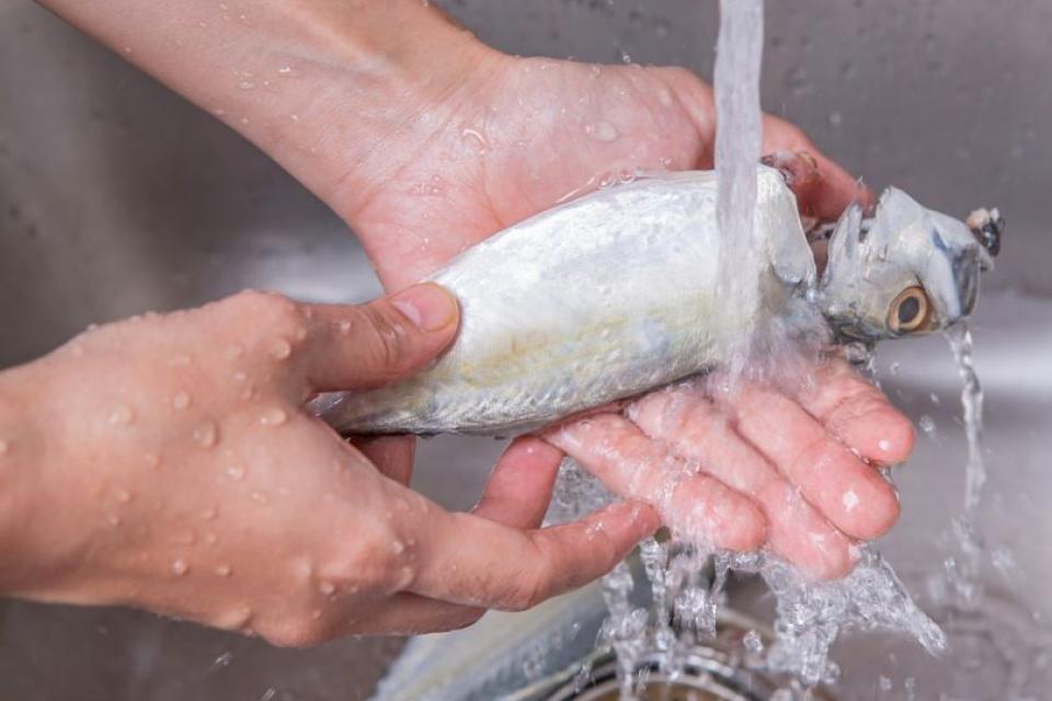 Πώς θα καθαρίσετε ευκολότερα το ψάρι;