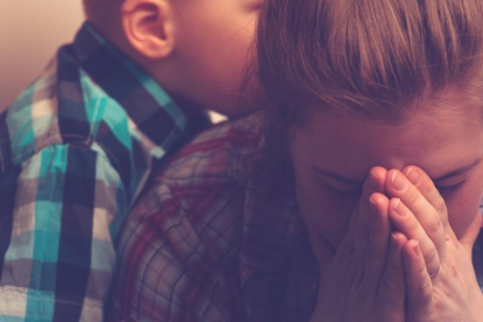 Πώς το άγχος των γονέων μπορεί να βλάψει τα παιδιά