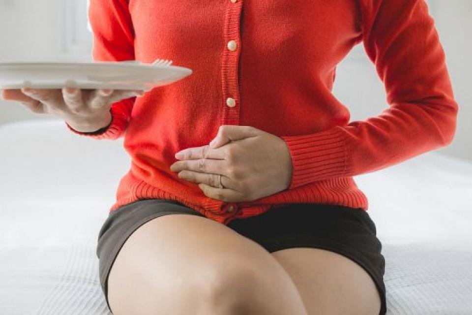 Πόνος στο στομάχι: Ποιες είναι οι πιθανές αιτίες και πώς να τον αντιμετωπίσετε;