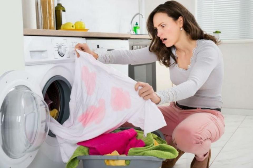 Ρίξατε στο πλυντήριο κάποιο ρούχο που υποψιάζεστε ότι ξεβάφει;